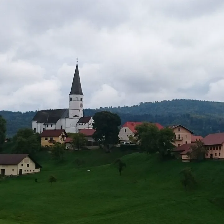 Ogled povečano sliko Vaško jedro Zagorje s cerkvijo