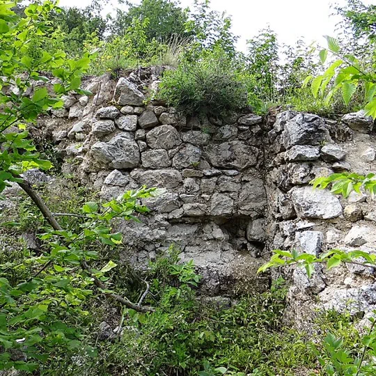 Ogled povečano sliko Preostali zid gradu Kozje – Drachenburg, znamenitost ob poti na grad.